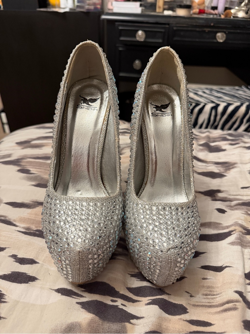 Women’s Rhinestone Pumps - Picture 3 of 5